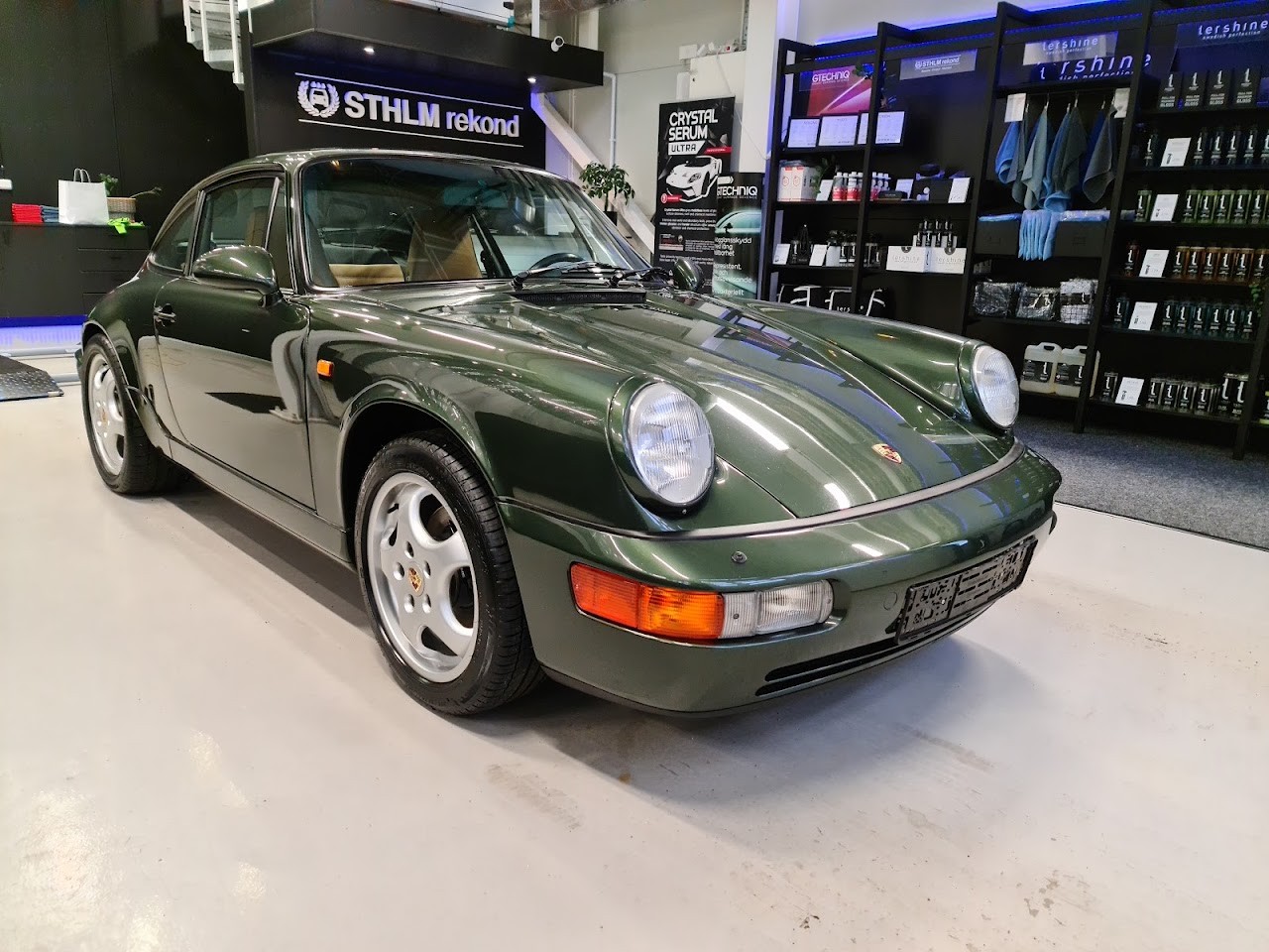 Grön klassisk Porsche i STHLM Rekonds lokal