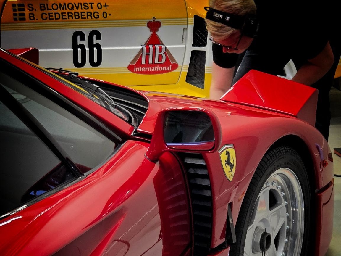 Arbete på en röd Ferrari hos STHLM Rekond