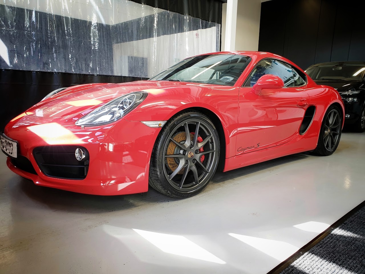 Röd Porsche hos STHLM Rekond