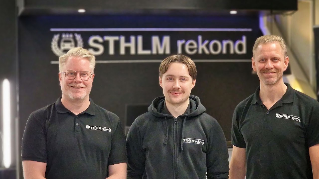 Teamet på STHLM Rekond framför företagets skylt